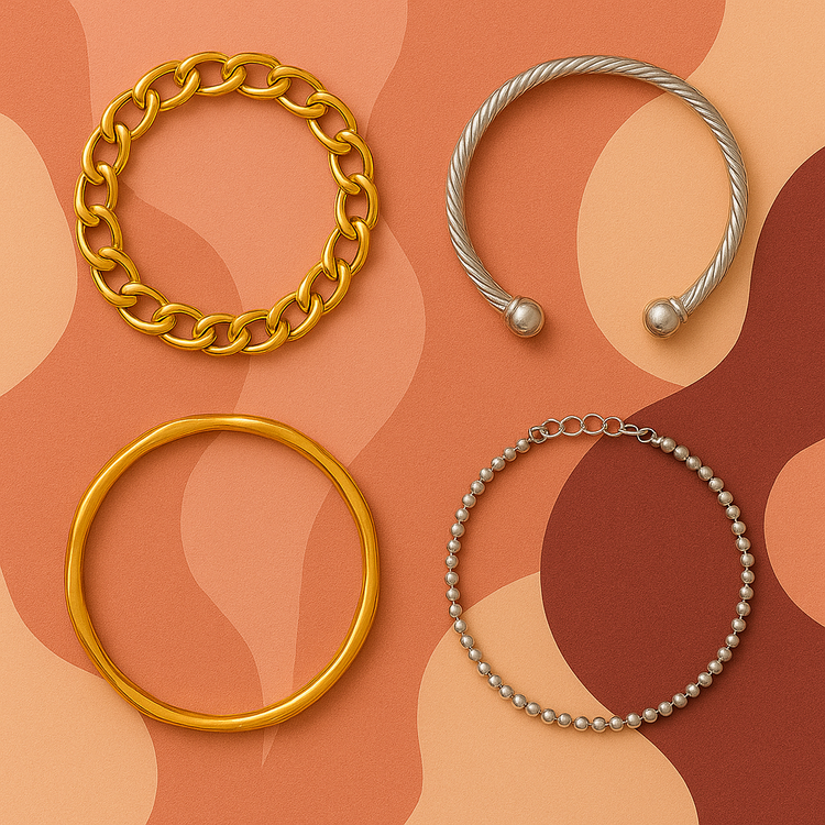 Damen Armbänder im Flatlay: goldenes Kordelarmband mit Verschluss, edles schlichtes Armreif in Silberoptik und elegantes Perlenarmband mit goldenen Details auf retro-orangenem Hintergrund.