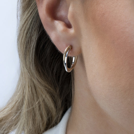 375 Gold zweireihige Creolen Tragebild am Ohr