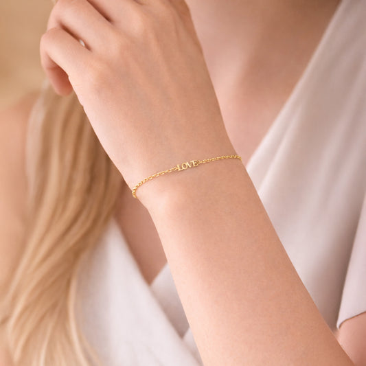 585 Gold Damenarmband mit LOVE Schriftzug getragen am Handgelenk