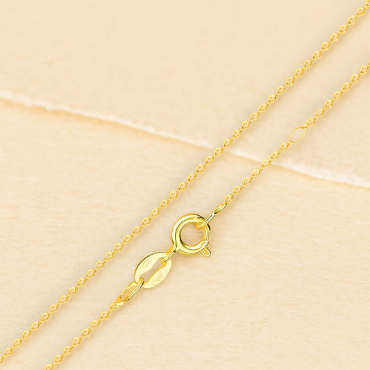 Vergoldete Halskette mit filigranem Federringverschluss und Verlängerungskettchen - hochwertige Goldkette in Detailaufnahme.