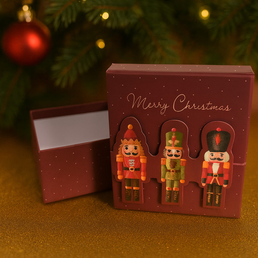 Bordeauxrote Schmuckverpackung mit Nussknacker-Motiv und Aufschrift „Merry Christmas" - festliche Geschenkbox aus Karton für Schmuck und Weihnachtsgeschenke.