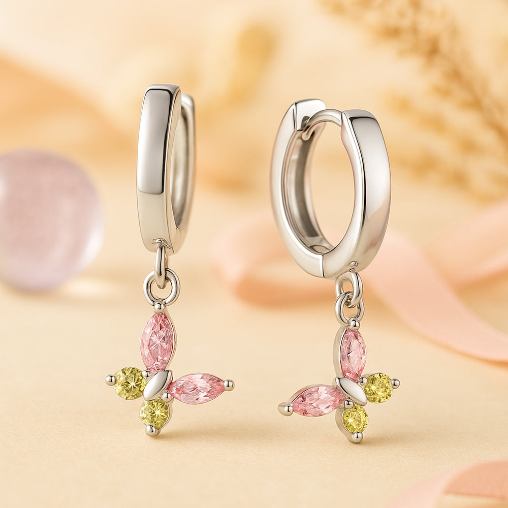 Silberne Kinderohrringe mit funkelndem Schmetterling-Anhänger aus rosa und gelben Kristallen; eleganter, hypoallergener Kinderschmuck für Mädchen