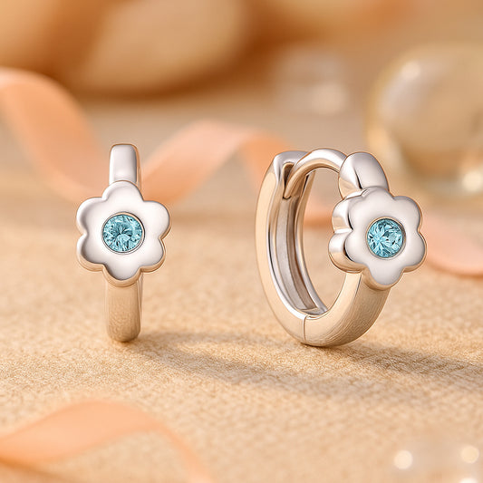 Silberne Kinderohrringe in Blumenform mit hellblauem Glitzerstein, hypoallergen & nickelfrei; zarte Blüten-Creolen für Mädchen, süßer Kinderschmuck