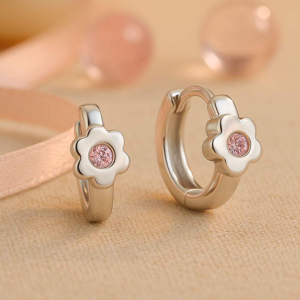 Silberne Kinderohrringe in Blumenform mit rosa Glitzerstein, hypoallergen & nickelfrei; zarte Blüten-Creolen für Mädchen, süßer Kinderschmuck