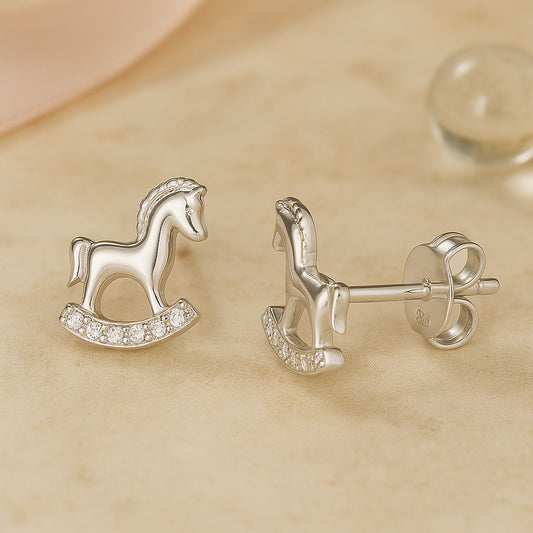 Elegante silberne Ohrstecker in Pferdchen-Form mit funkelnden Zirkonia - filigraner Schmuck für Damen und Kinder.