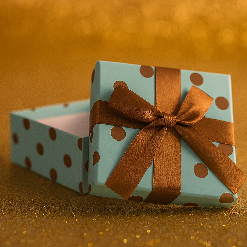 Türkise Schmuckverpackung mit braunen Punkten und Schleife - elegante Geschenkbox aus Karton (10x10x3 cm) zum stilvollen Verpacken von Schmuck.