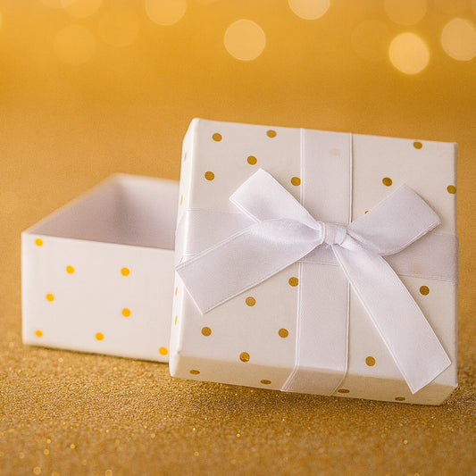 Weiße Schmuckverpackung mit goldenen Punkten und weißer Schleife - elegante Geschenkbox aus Karton (10x10x3 cm) für Schmuck und kleine Geschenke.
