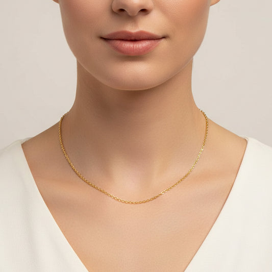 Feine Ankerkette aus 333er Gold als Damen Halskette getragen am Hals in schlichtem, zeitlosem Design.