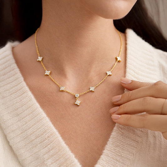 Elegante Kleeblatt Damenkette aus 925 Sterling Silber mit glänzenden Steinen in Goldoptik getragen am Hals