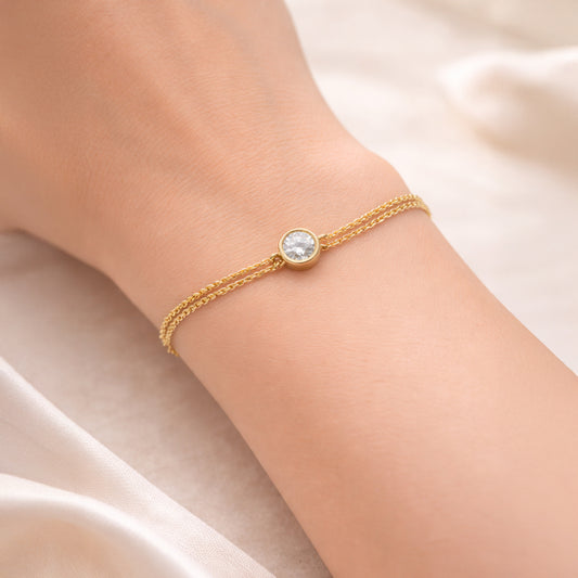 Doppelreihiges Damenarmband aus 333er Gold mit einzeln gefasstem, echtem Zirkonia-Stein, getragen am Handgelenk.