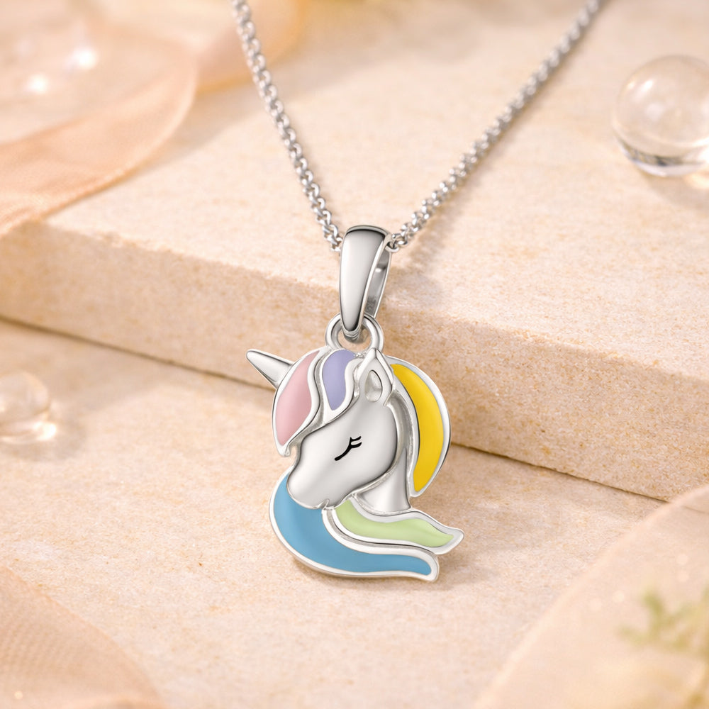 Einhorn Anhänger an Kette aus 925 Sterling Silber mit farbigen Emaille-Details in verspieltem Design.
