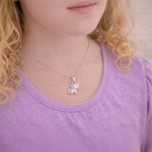 Einhorn-Kette aus 925 Sterling Silber mit bunten Zirkonia getragen am Hals eines Kindes