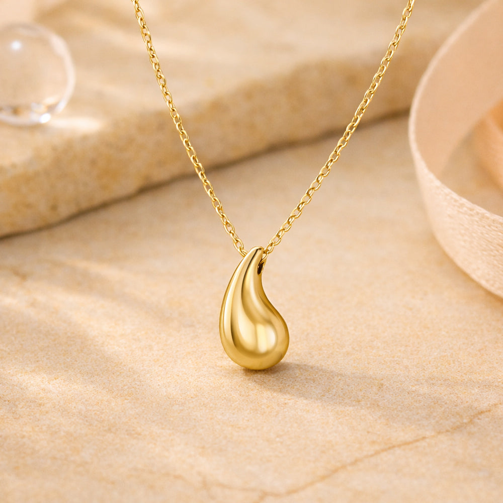 Goldene Halskette mit Tropfenanhänger im eleganten, minimalistischen Design.