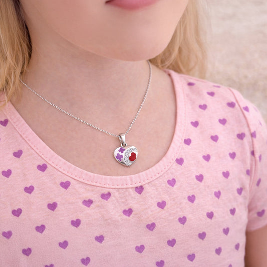 Herz-Kette aus 925 Sterling Silber mit Zirkoniasteinen und Emaille getragen am Hals eines Kindes