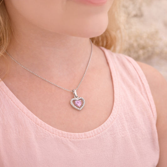 Herz-Kette aus 925 Sterling Silber mit rosa Zirkonia getragen am Hals eines Kindes
