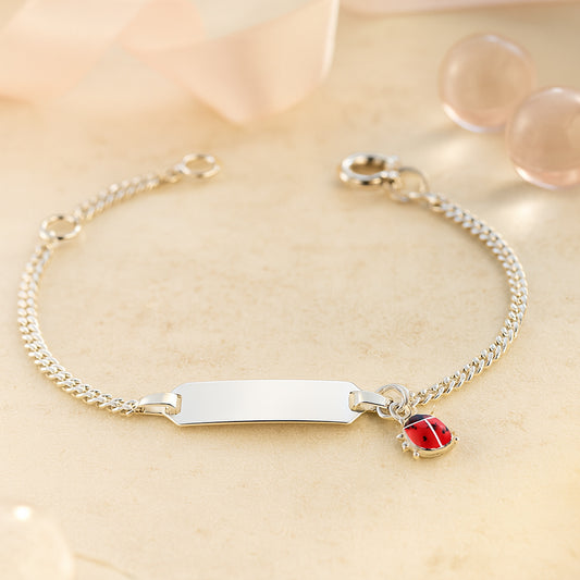 Silbernes Kinderarmband mit gravierbarer Platte und süßem Marienkäfer-Anhänger - ideales Geschenk zur Geburt oder Taufe.