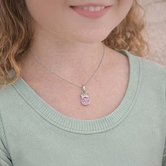 Kronen-Kette aus 925 Sterling Silber mit rosa Zirkonia getragen am Hals eines Kindes