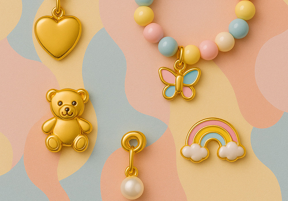 Kinderschmuck in Goldoptik mit bunten, kindgerechten Anhängern auf pastellfarbenem Hintergrund