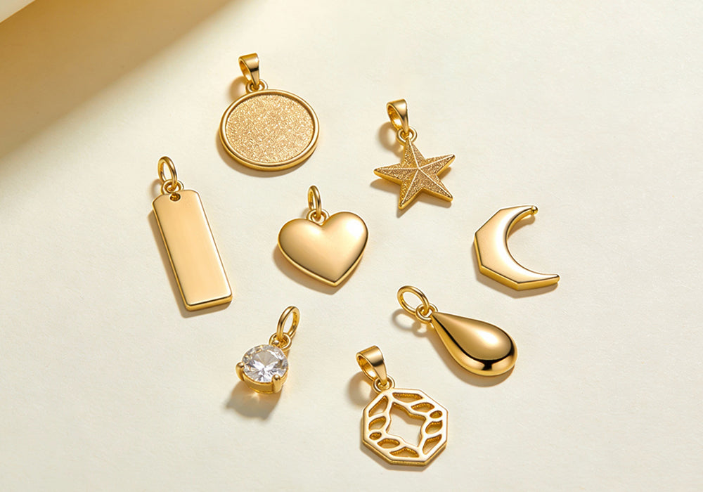 Goldene Damenanhänger mit Echtgold-Gehalt von mindestens 333 sowie echten Zirkonia- und Edelsteinen in verschiedenen Designs.