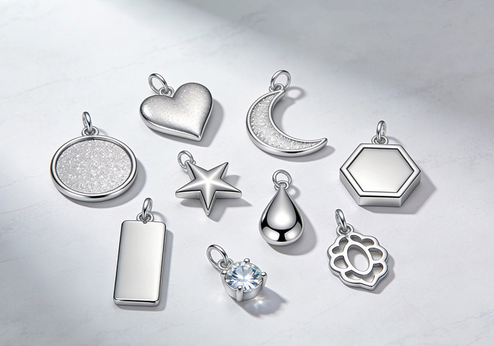 Verschiedene Anhänger aus 925 Sterling Silber in zeitlosen Formen wie Herz, Stern, Mond und geometrischen Designs