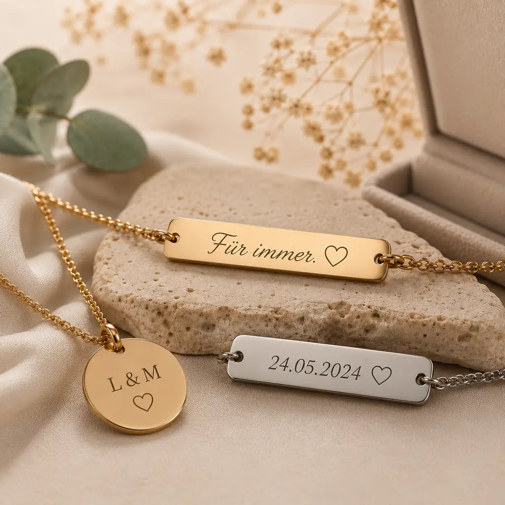Personalisierter Schmuck mit Gravur aus Silber und Gold auf Naturstein dekoriert
