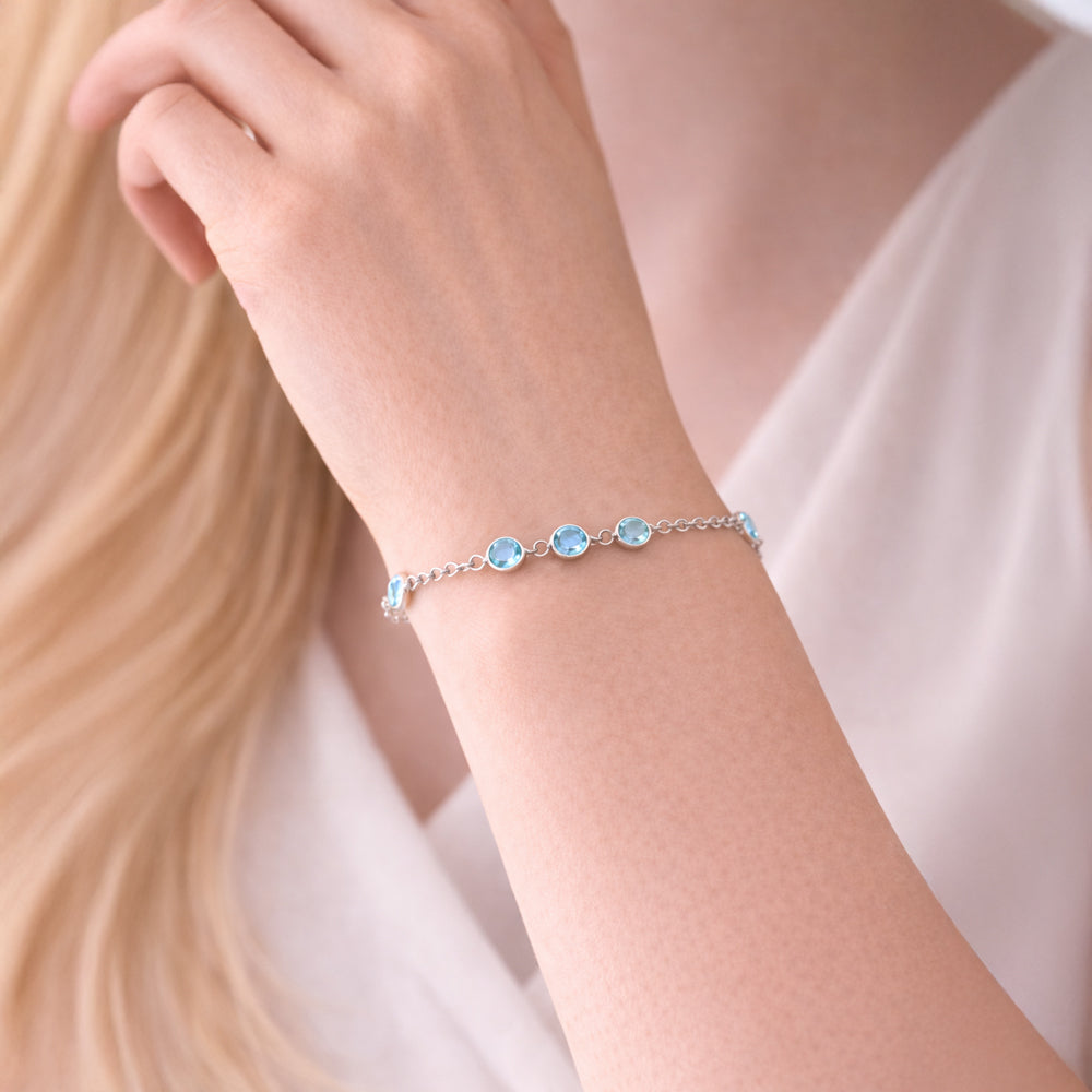 925 Sterling Silber Armband mit 9 blauen Zirkonia getragen am Handgelenk