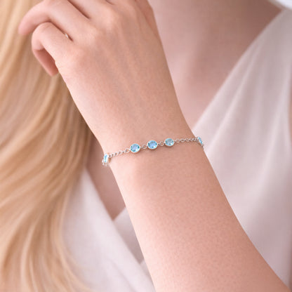925 Sterling Silber Armband mit 9 blauen Zirkonia getragen am Handgelenk