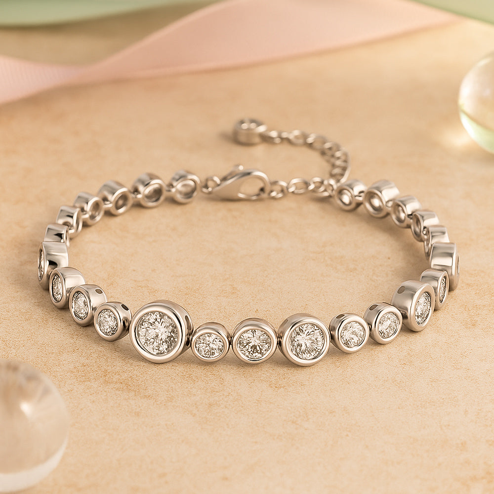 Edles Silberarmband mit runden, funkelnden Zirkonia-Steinen in moderner Halbkugelfassung - eleganter Damenschmuck, perfekt als Geschenk oder stilvolles Accessoire für besondere Anlässe.