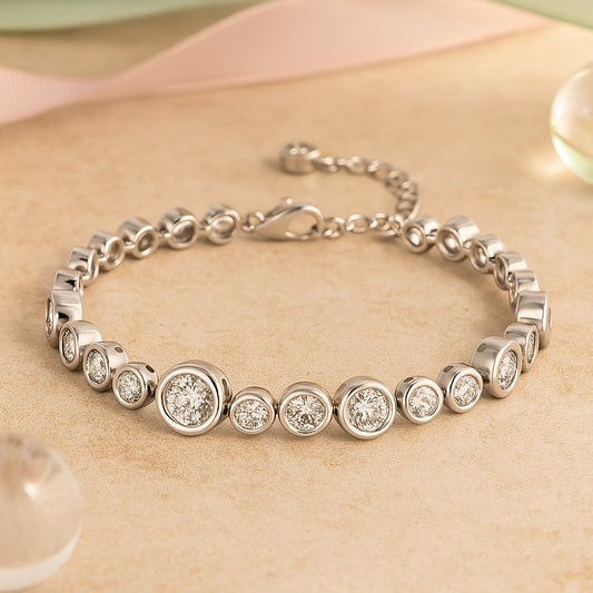 Edles Silberarmband mit runden, funkelnden Zirkonia-Steinen in moderner Halbkugelfassung - eleganter Damenschmuck, perfekt als Geschenk oder stilvolles Accessoire für besondere Anlässe.