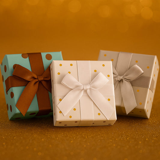 Drei elegante Schmuckverpackungen aus Karton (10x10x3 cm) in Türkis, Weiß und Grau mit Schleifen - stilvolle Geschenkboxen für Schmuck und besondere Anlässe.