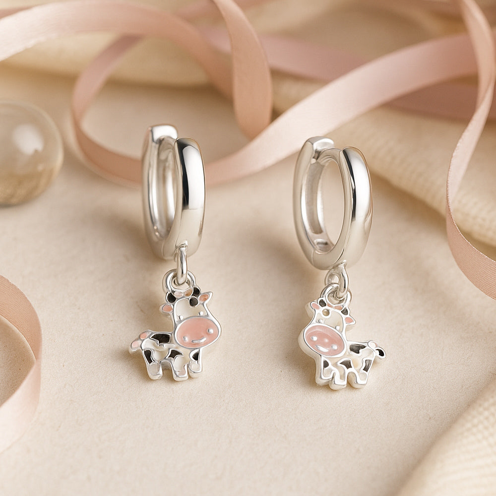 Silberne Kinderohrringe mit niedlichen Kuh-Anhängerchen, hypoallergen und ideal für Mädchen; süßer Tier-Schmuck für Kinder mit rosa-weißen Kuhmotiven