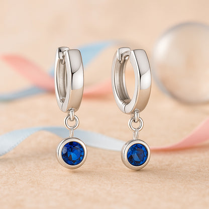 Silberne Kinderohrringe mit dunkelblauem Kristallanhänger, hypoallergen & nickelfrei; elegante Glitzer-Creolen für Mädchen, zarter Kinderschmuck