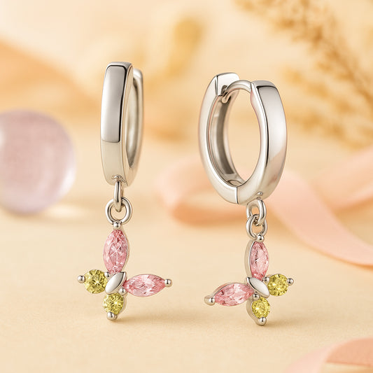 Silberne Kinderohrringe mit funkelndem Schmetterling-Anhänger aus rosa und gelben Kristallen; eleganter, hypoallergener Kinderschmuck für Mädchen