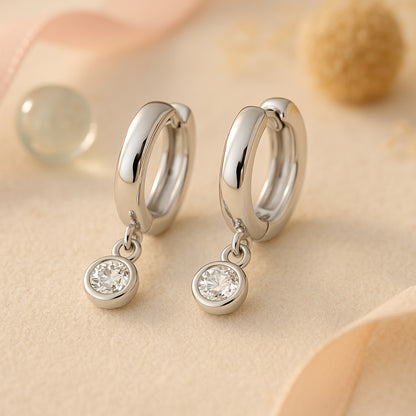 Silberne Kinderohrringe mit hellem Kristallanhänger, hypoallergen & nickelfrei; elegante Glitzer-Creolen für Mädchen, zarter Kinderschmuck