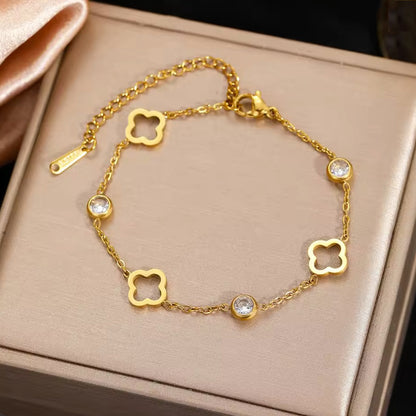 Feines Goldarmband mit eleganten Kleeblatt-Elementen und funkelnden Zirkonia-Steinen - stilvoller Glücksbringer-Schmuck für Damen, ideal als edles Geschenk oder modisches Accessoire.