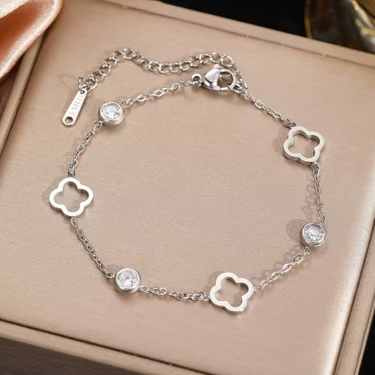 Feines Silberarmband mit Kleeblatt-Anhängern und funkelnden Zirkonia-Steinen - eleganter Glücksbringer-Schmuck für Damen, ideal als Geschenk für besondere Anlässe.