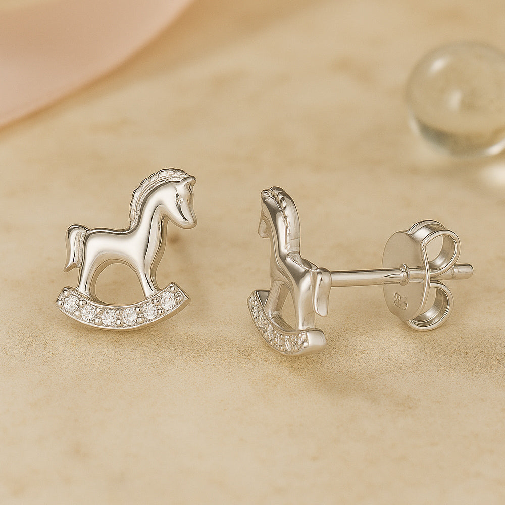 Elegante silberne Ohrstecker in Pferdchen-Form mit funkelnden Zirkonia - filigraner Schmuck für Damen und Kinder.