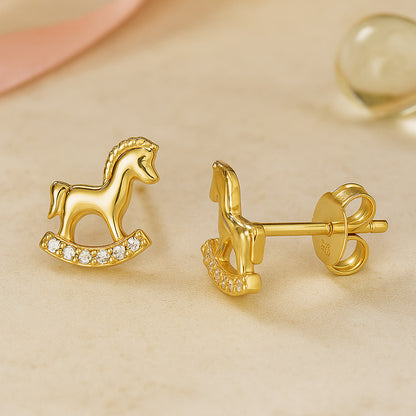 Vergoldete Ohrstecker in Pferdchen-Form mit funkelnden Zirkonia - edler, verspielter Schmuck für Damen und Kinder.