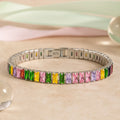 Edles 925er Silberarmband mit rechteckigen, bunt schillernden Zirkonia-Steinen in Pink, Grün, Gelb und Lila - modernes Regenbogen-Armband für Damen, stilvoller Schmuck für jeden Anlass.