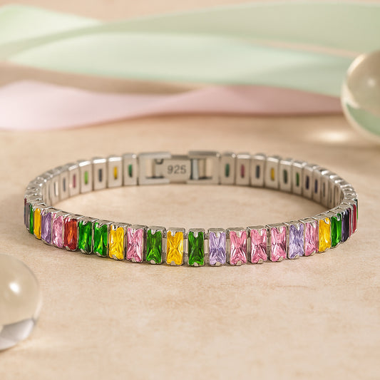 Edles 925er Silberarmband mit rechteckigen, bunt schillernden Zirkonia-Steinen in Pink, Grün, Gelb und Lila - modernes Regenbogen-Armband für Damen, stilvoller Schmuck für jeden Anlass.