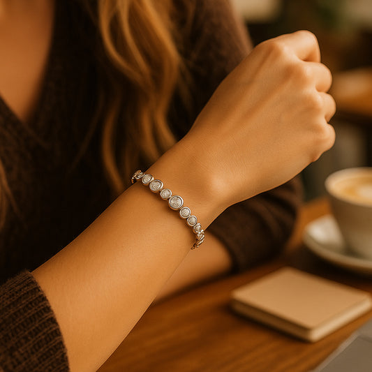 Elegantes Damenarmband mit runden Zirkonia-Steinen in Silberfassung - stilvoller Schmuck am Handgelenk, getragen im Alltag oder Büro, perfekt kombinierbar zu jedem Outfit.