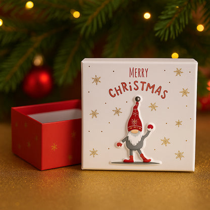 Weihnachtliche Schmuckverpackung mit Wichtelmotiv und Aufschrift „Merry Christmas" - rote und weiße Geschenkbox aus Karton für Schmuck und kleine Geschenke.