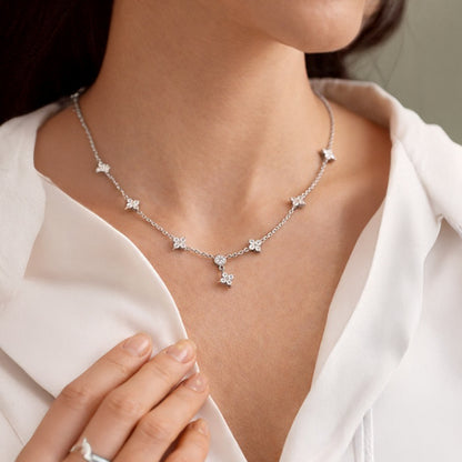 Elegante Kleeblatt Damenkette aus 925 Sterling Silber mit glänzenden Steinen in Silberoptik getragen am Hals