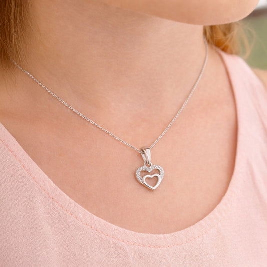 Doppelherz-Kette aus 925 Sterling Silber getragen am Hals eines Kindes