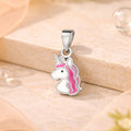 Einhorn Anhänger aus 925 Sterling Silber mit farbigen Emaille-Details in verspieltem Design.