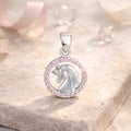 Runder Einhorn Anhänger aus 925 Sterling Silber mit funkelnden rosa Zirkonia-Steinen in feiner Fassung.