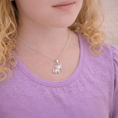 Einhorn-Kette aus 925 Sterling Silber mit bunten Zirkonia getragen am Hals eines Kindes