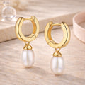 Goldene Creolen Ohrringe aus 333er Gold für Damen mit eleganten Süßwasserperlen.