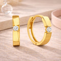 Creolen Ohrringe aus 585er Gold für Damen mit schlichtem Design und echtem Zirkonia-Stein.