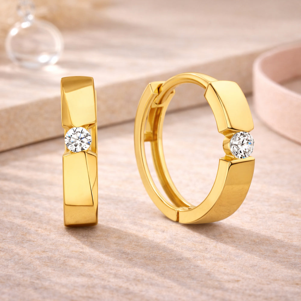 Creolen Ohrringe aus 585er Gold für Damen mit schlichtem Design und echtem Zirkonia-Stein.